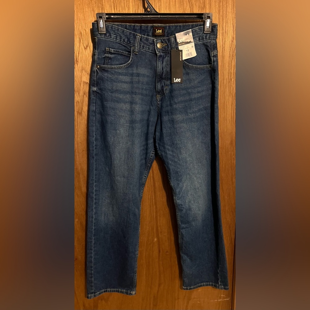 Lee Heritage Blue Jeans. Classic straight. Tag 6M. Actual measurements 15x28